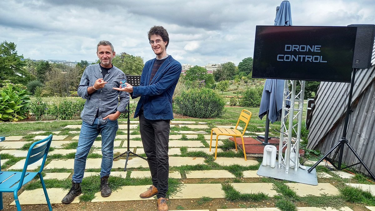 Inria_Nancy's tweet image. 🤖 Robi le robot, @AntoineDelefor1 et la compagnie @lessensdesmots sont prêts 😁 Ils vous attendent dès 15h pour la pièce de théâtre #DroneControl au @JardinBotaNancy !
#ScienceSurLaPlace @Inria @labo_Loria @Univ_Lorraine @Livresurlaplace