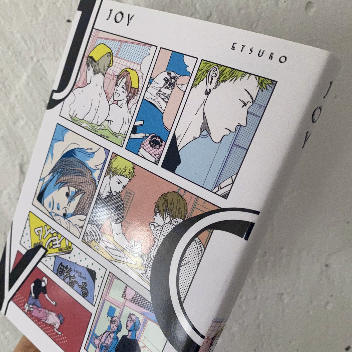 そして『JOY』スペイン語版、『メロンの味』韓国語版も届きました。
どうぞよろしくお願いいたします。
『JOY』はマット加工のカバーに、絵と文字の部分がツルツルで浮き上がったような仕様。凝ってる〜👀