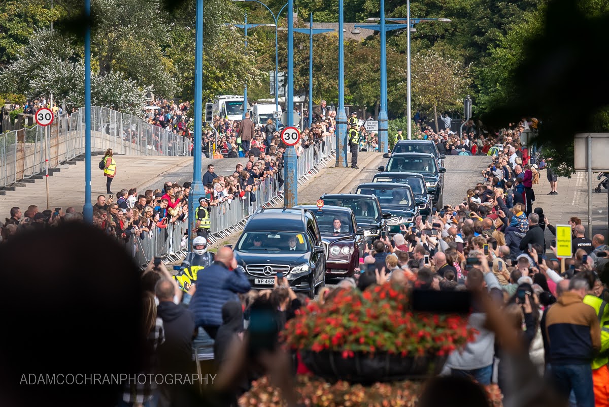 instadam67's tweet photo. Queen Elizabeth II traveling over King George VI Bridge in Aberdeen on the first leg of her final journey. https://t.co/ISNijpnJ1U