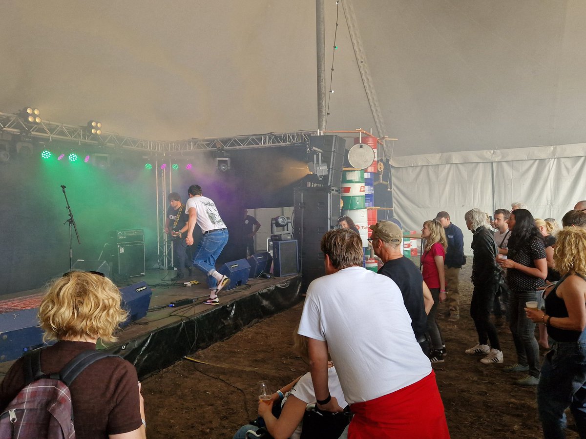 ArjandeVet's tweet image. Memes is post-punk duo met Schotse praatzang, gitaar, bas en drumcomputer. Wel leuk. #mf22 #MistyFields