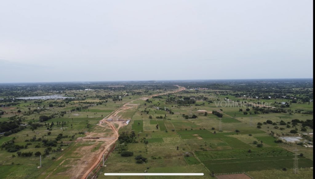 UpdatesChennai's tweet photo. Works in full swing for the Chennai Bengaluru Expressway near Perunkanchi,TN. The width of the expressway is huge for a 4 lane expressway..🛣 #Chennai #TN #Infra 
P.C : @VinTN 🙌 (1/2) https://t.co/Hz1R1U1cxh