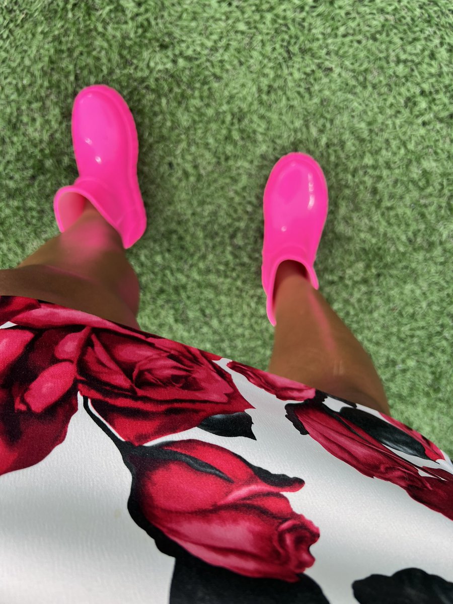 ByKimberleyA's tweet photo. The #GamedayJs #SilverToe fit y’all were going to get … 

vs.

The #ProtectYaJsFromTheRain fit that is *currently* (and surprisingly) a hit with all of the security ppl here at Bank of America Stadium 💕😂💕 https://t.co/STN9hEwsaI