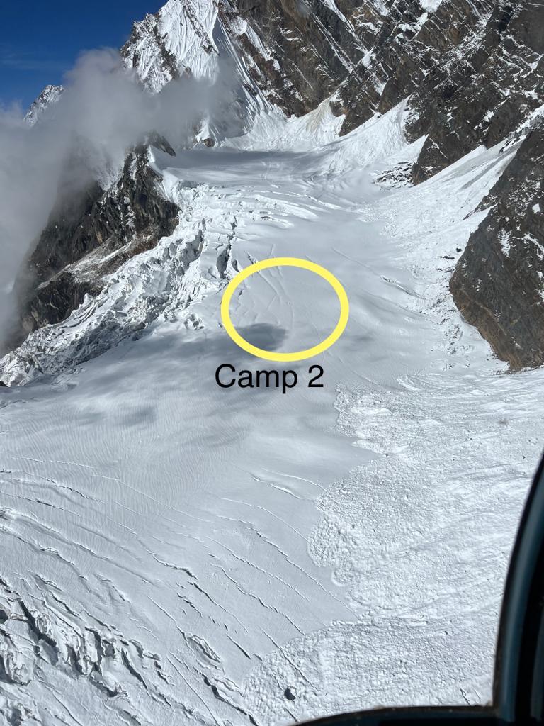 GajrajCorps_IA's tweet photo. #Search&Rescue #TapiMra. Weather cleared for short duration today- Army helicopters conduct aerial search at Camp 1&2 location, 7 member #IndianArmy rescue team inducted- more induction likely tomorrow. Will spare no effort in finding our missing mountaineers @adgpi
@easterncomd https://t.co/JS6fG28mBT