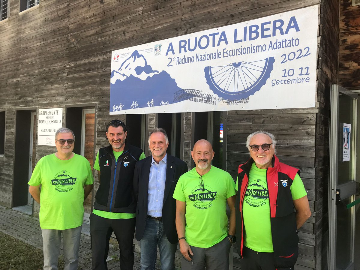 CAI150's tweet photo. 📷 Prosegue con il pranzo sociale a La Prateria il raduno nazionale di #escursionismoadattato "A RUOTA LIBERA"; presente anche il Ministro del Turismo Massimo Garavaglia, che ha raggiunto i partecipanti al termine delle escursioni previste questa mattina.

@MTurismoItalia https://t.co/tAZQv8ami4