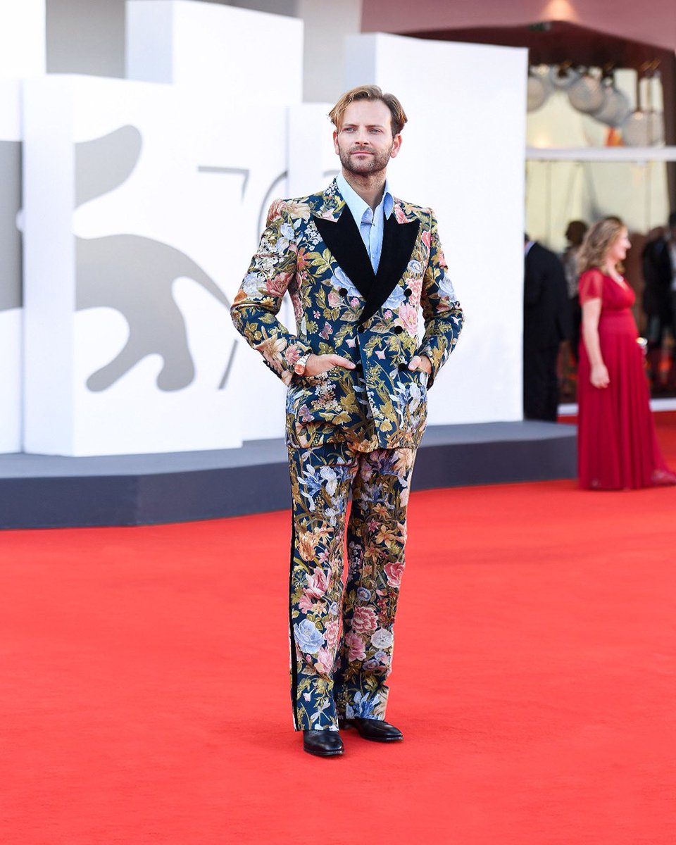 To attend the closing ceremony of the 79th Venice International Film Festival, #AlessandroBorghi wore a custom Gucci suit envisioned by #AlessandroMichele. Styled by #AliceSozzi. @AleBorghi_ #BiennaleCinema2022 #LaBiennaleDiVenezia #Venezia79