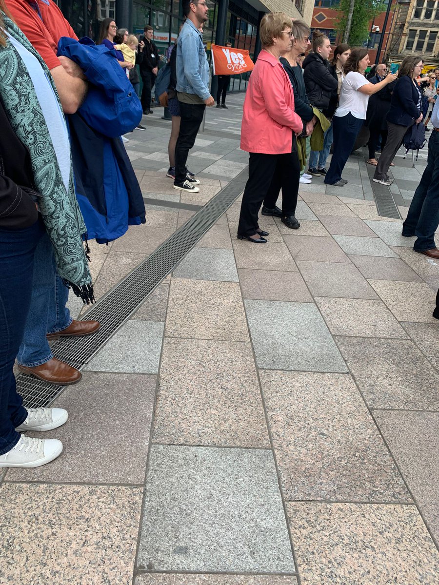 We took some direct action today at the <a href="/RCTCouncil/">RCT Council</a> Kings Proclamation. <a href="/YesPontypridd/">Yes Cymru Pontypridd 🏴󠁧󠁢󠁷󠁬󠁳󠁿 🌈</a> will do everything it can to make sure that during Carlo's reign Wales will gain it's #Independence. #CymruRydd #annibyniaeth