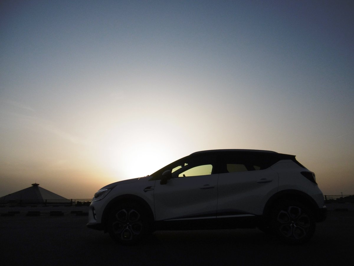 renault_okazaki's tweet photo. 【明日は定休日】今週もご来店多謝！E-TECH⚡️大好評でしたよ。未体験の方はぜひお試しを。ちなみに来週からCapE-TECH第1陣の納車開始。在庫少ないけどタイミング合えば早めに納車もできます。値上げの可能性も否定できない状況下、今が一番安い！ので代替相談お早めに。ではまた火曜日に🇫🇷 https://t.co/kWs51zFok1