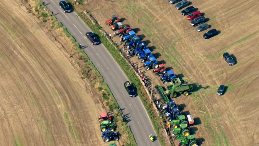 BBCScotlandNews's tweet photo. Aberdeenshire farmers form tractor guard of honour for Queen’s coffin cortege https://t.co/j4bm4PXYGj https://t.co/GsR533pMZ6