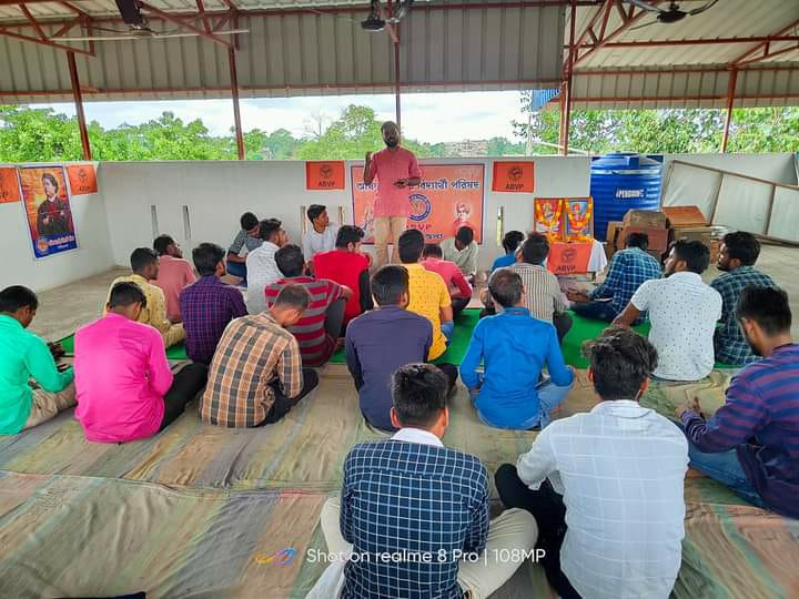 ABVPBanga's tweet photo. অখিল ভারতীয় বিদ্যার্থী পরিষদ ( ABVP) বাঁকুড়া জেলার পক্ষ থেকে এক দিবসীয় কর্মশালার আয়োজন করা হয়। উক্ত কর্মশালায় আগামী কর্মসূচি নিয়ে বিস্তারিত আলোচনা করা হয়। বিশেষ ভাবে উপস্তিত ছিলেন রাষ্ট্রীয় স্বয়ংসেবক সংঘের বাঁকুড়া বিভাগ প্রচারক সম্মানীয় উত্তম মন্ডল মহাশয়।
@ABVPVoice https://t.co/cnwNIfV1Vw
