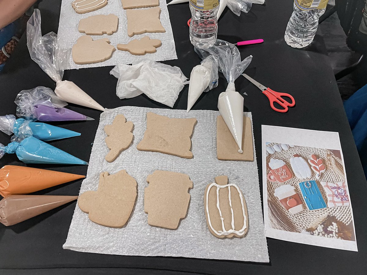 hcomptonnn's tweet photo. 🍂🍁Fall Cookie Class🎃🧡 https://t.co/str6P7xfjf