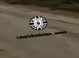 neaprooptiki1's tweet photo. Τι γυρεύουν τα SS στο δελτίο της ΕΡΤ; Δυσκολευτήκαμε να πιστέψουμε στα μάτια μας βλέποντας σε είδηση για τον πόλεμο στην Ουκρανία να φιγουράρει ναζιστικό σύμβολο υπό τη μορφή υδατογραφήματος στο κεντρικό δελτίο της @ertofficial_ 
https://t.co/gZaAzptCKj https://t.co/zAk501ufxP