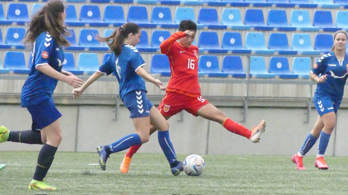 ceseagullbdn's tweet photo. JUVENIL A 📸

Aquest matí el Juvenil A de 1ª Divisió ha tingut l'honor de rebre a l'Estadi a la Selecció Xinesa Sub 17 🇨🇳🤝🏻

Bon treball noies!! 

ENDAVANT SEAGULL!! ⚽💨

#SomhiGavines 💙
#PrimeraJuvenil #FutbolFemenino #FutFem #Seagull #Badalona https://t.co/0PtvmmgefA