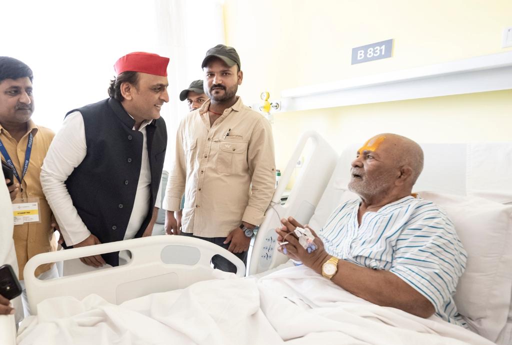 अयोध्या के महंत से मिलने मेदांता पहुंचे अखिलेश यादव।