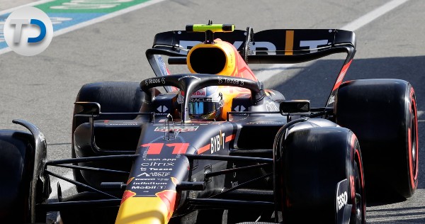 TelediarioGDL's tweet photo. #ItalianGP l ¡Problemas! La llanta delantera de Checo Pérez empezó a sacar humo. 🇲🇽🏎️

Vuelta 11/53 

🔴 #ENVIVO | https://t.co/OPvogqMCut https://t.co/DkGFz52d8C