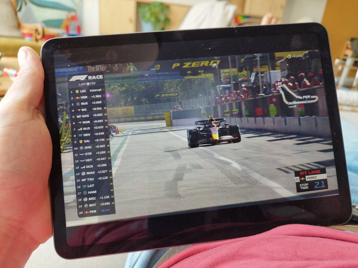 Inmiddels zit Maxi alweer in de taxi! #gomax #f1monza