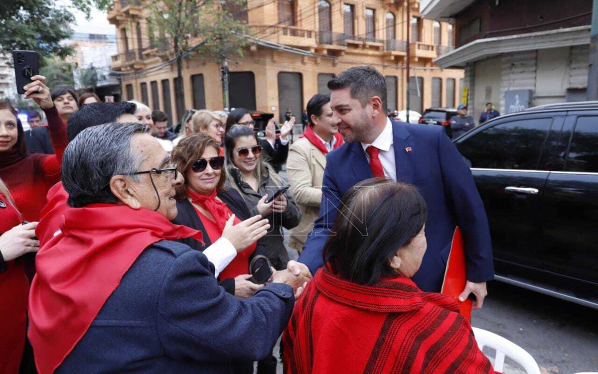 El expresidente de la República Horacio Cartes y los precandidatos a la presidencia y vicepresidencia por Honor Colorado Santiago Peña y Pedro Alliana, estuvieron presentes en el acto por el aniversario de la Asociación Nacional Republicana. #TodoEstáenLN. 

📸 Christian Meza.