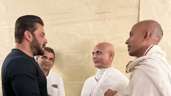 mystery0725's tweet photo. The Disciple of Jain Monk..... "Recently, during a visit to a studio, #SalmanKhan met the acharya and was astonished when told that he was on a 180-day continuous fasting for the sixth time." https://t.co/0TmVnpGcw4