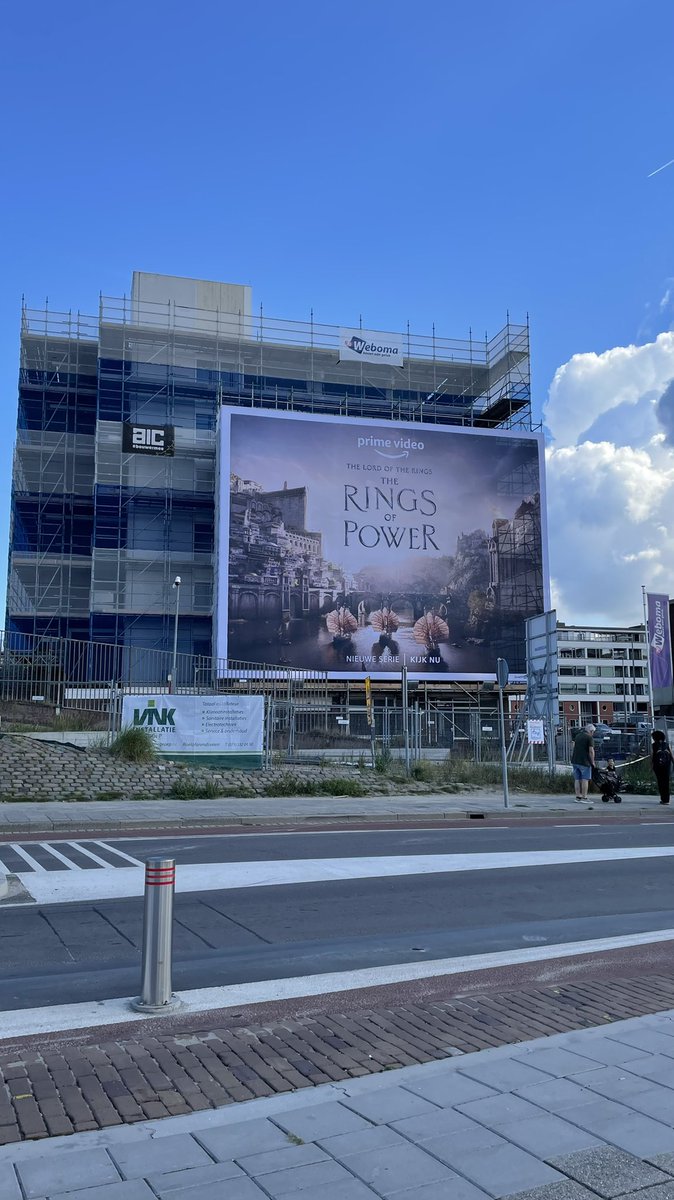 mnterprice's tweet photo. @weboma bouwt aan geluk voor de bewoners van woonzorgcomplex #Uiterjoon in Scheveningen. Wanneer je goed kijkt zie je ook nog een reclame doek voor @PrimeVideo 😁 https://t.co/eHmo5A3VtD