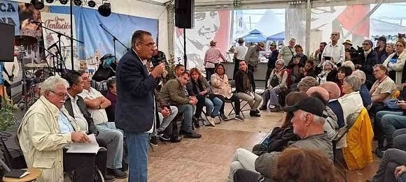 cubanoalien2's tweet photo. Solidaridad europea impulsa plataforma para la colaboración con Cuba. Cuba no está sola, y vencerá, una victoria que también será de ustedes, sentenció seguido de gritos «Cuba sí, bloqueo no». #Bayamo #CubaPorLaPaz  @YanetsyCubana https://t.co/TWXVVwdohd