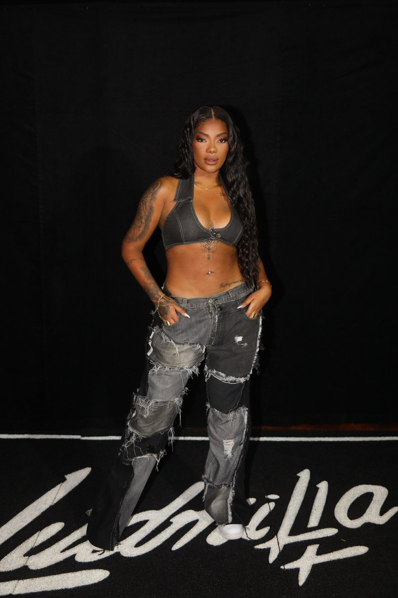tracklist's tweet photo. Ludmilla mandou avisar que é HOJE que ela fará um show histórico como a primeira artista brasileira headliner do Palco Sunset do #RockInRio 

E teremos um anúncio especial 👀 https://t.co/bWXMfLAfC4