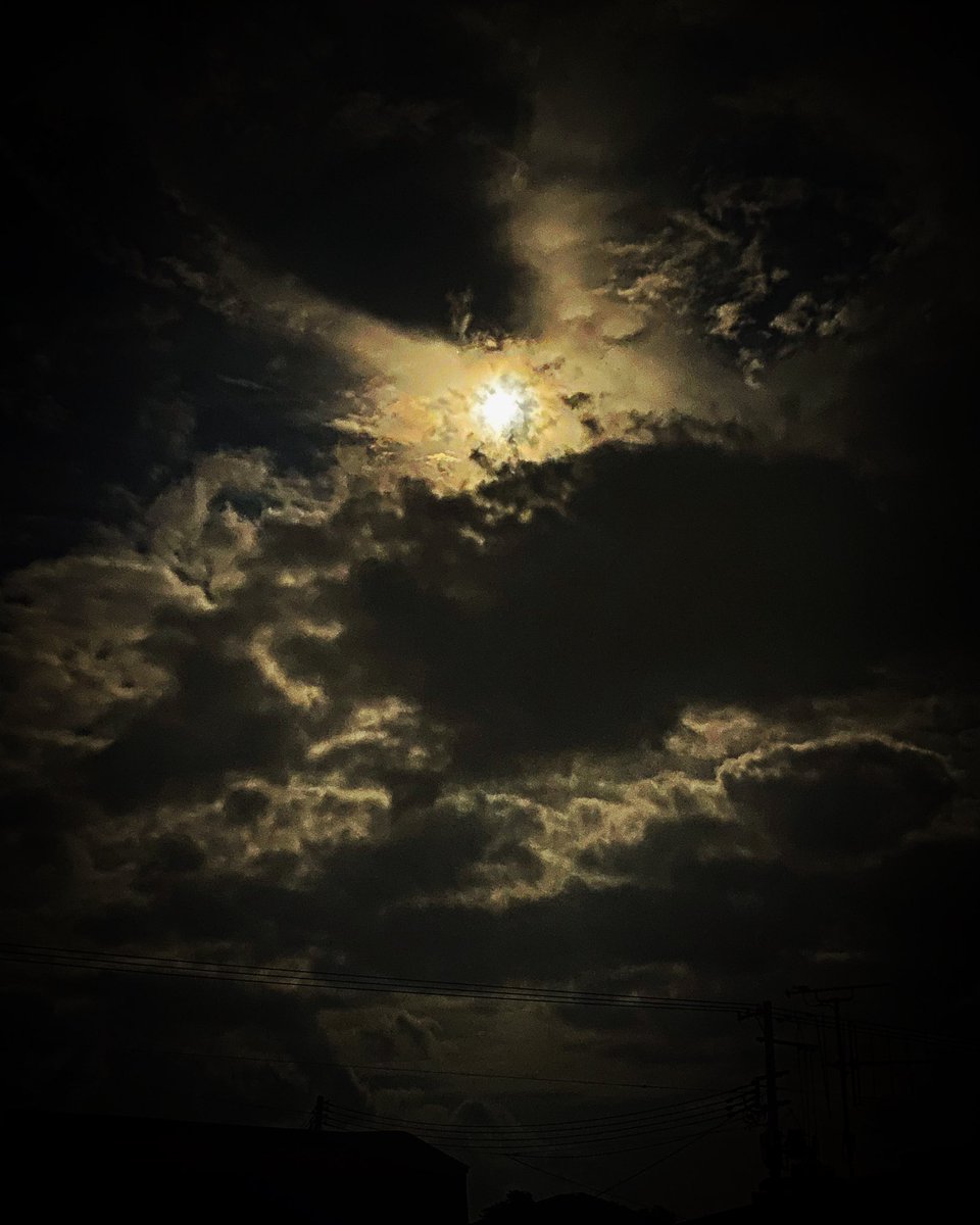 十六夜の月は、雲の間から顔を覗かせる。
#十六夜
#風景
#季節