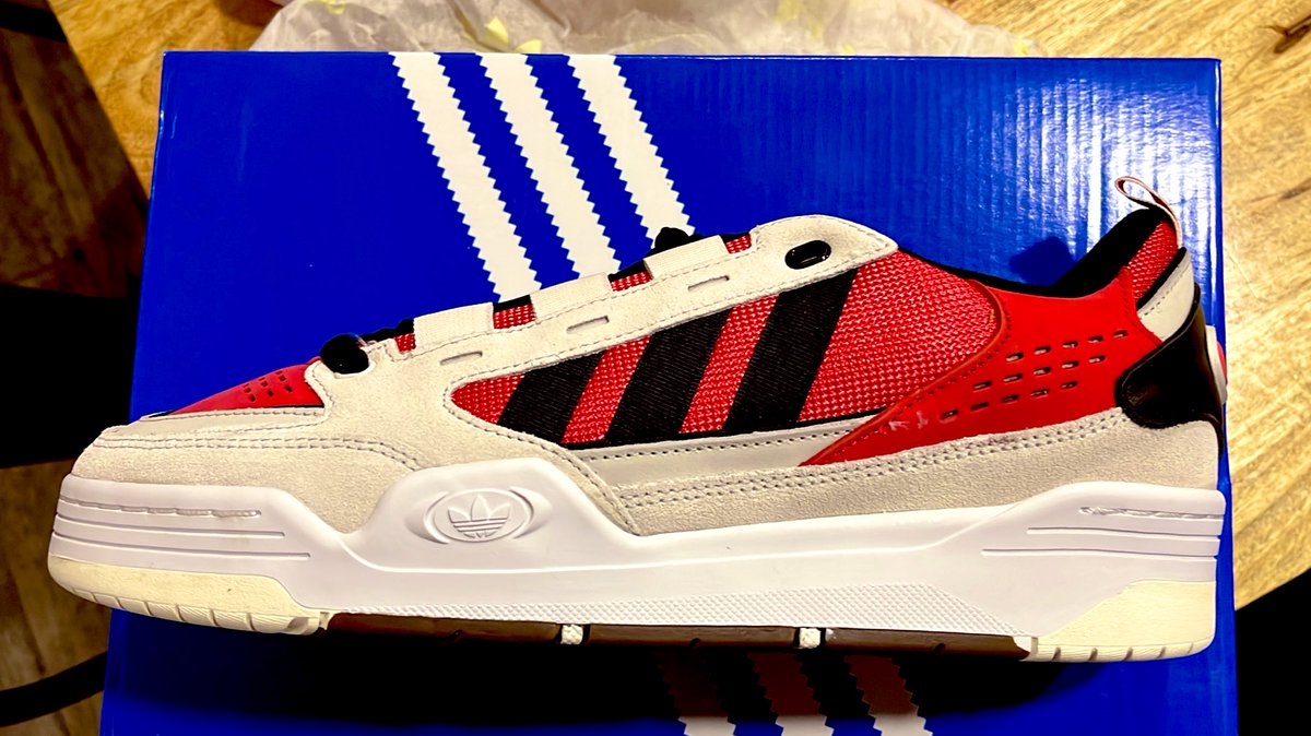 santiagoduran's tweet photo. Una fina mezcla de diseño de sneakers para basquetbol y para skate de inicio de los 2000s #ADI2000 @adidasoriginals https://t.co/rlDV0s7jOf