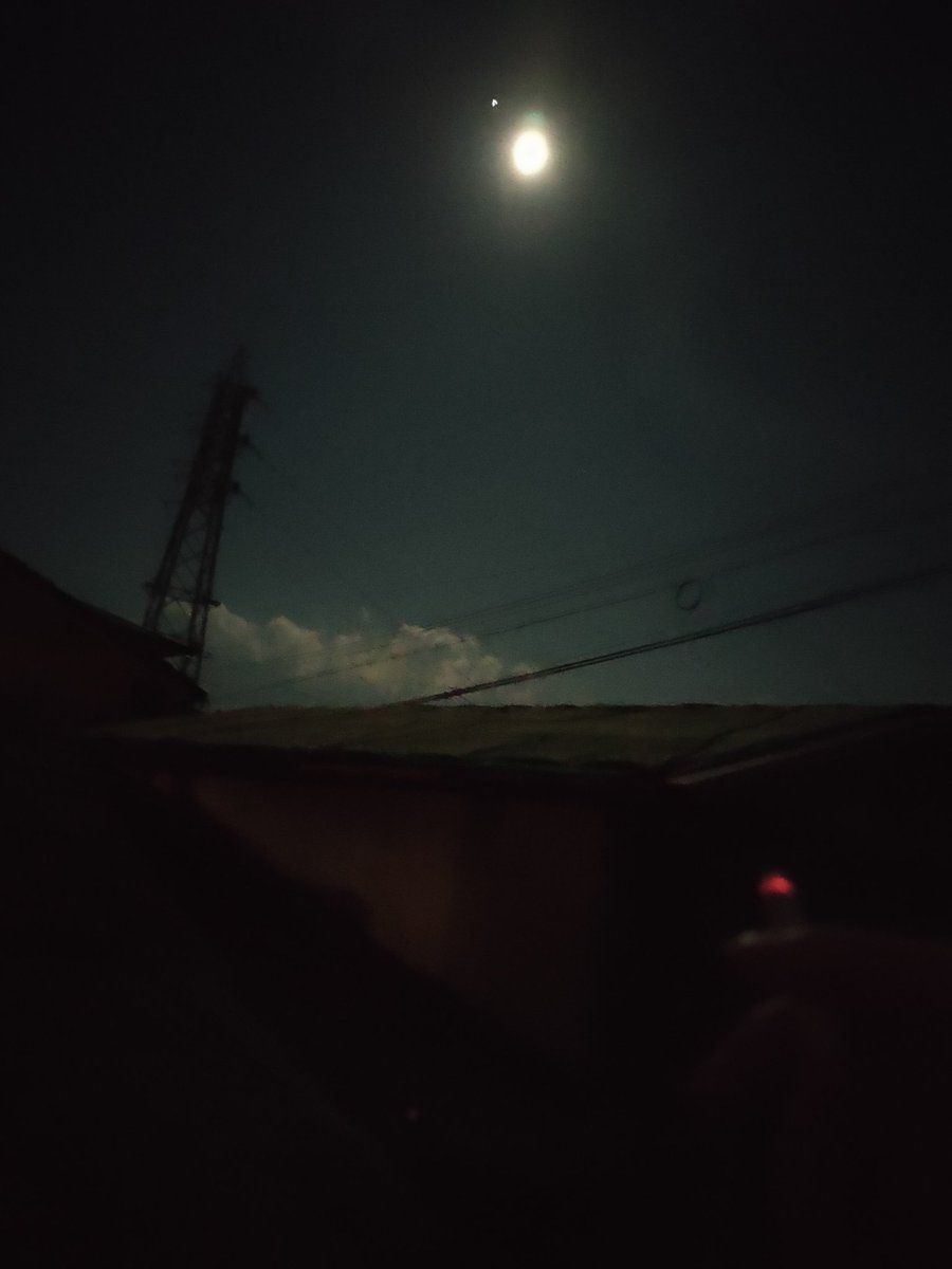 Tsuya0101_'s tweet photo. 今日の月なんか眩しくない https://t.co/C1BWeOzcPW