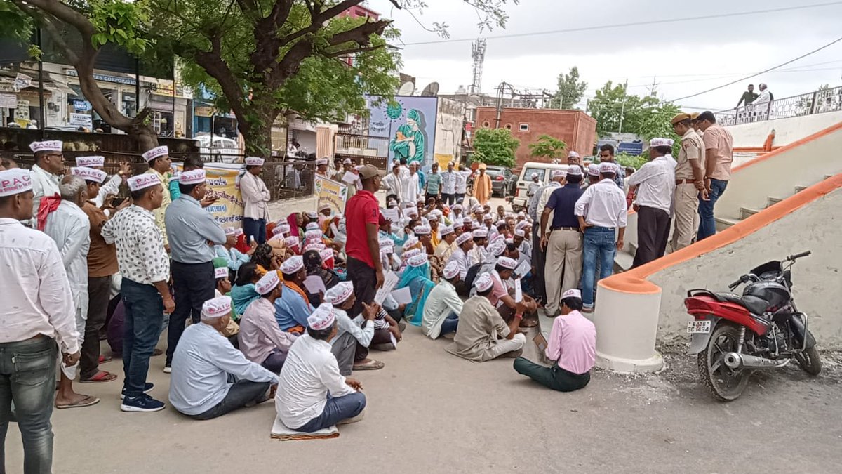DuttSober's tweet photo. गरीब PACL निवेशकों द्वारा अपने खून पसीने की गाढ़ी कमाई को इसलिए जमा करवाया था कि वह अपने मंसूबों को समय रहते अंजाम दे सके। SEBI द्वारा लोगों के अपने ही पैसे ना दिलवाने पर  PACL निवेशकों को बहुत परेशान है
#लोpढ़ा_कमेटी_हटाओ
@AISO_INDIA
@PMOIndia
@CBYadav_  
@PRYadav1979 
@ndtv https://t.co/k0f6tLnAgA