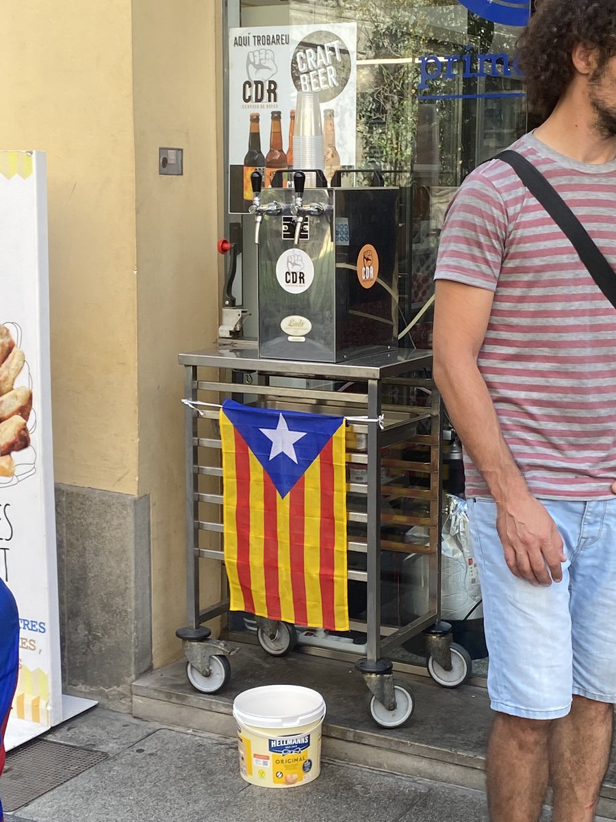 Lo último que me he encontrado paseando hoy por Olot.
No sé si reír o llorar.
Una cervecita a cambio de donativo para los CDR.
🤪🤣🤣 
#SoloQuedaVOX