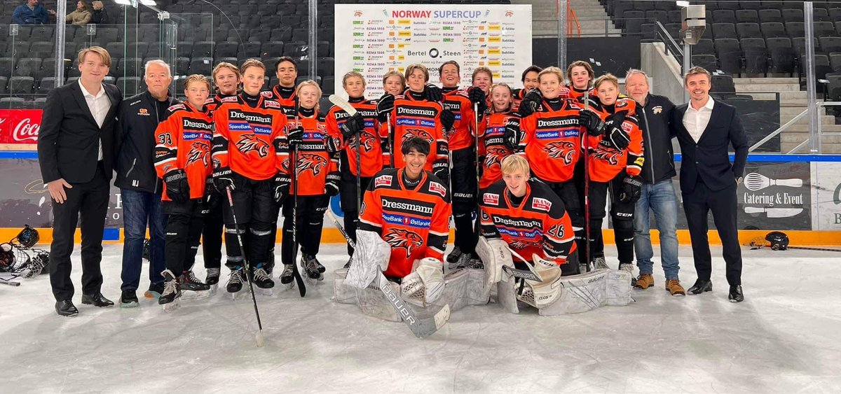 I likhet med A-laget vant U15 kampen mot Vålerenga. Dermed er de klare for finale i Norway Supercup som går av stabelen i Varner Arena, i dag klokken 17.30🤩! Vi, og de, håper vi du tar turen. Gratis inngang😎

#2hockey