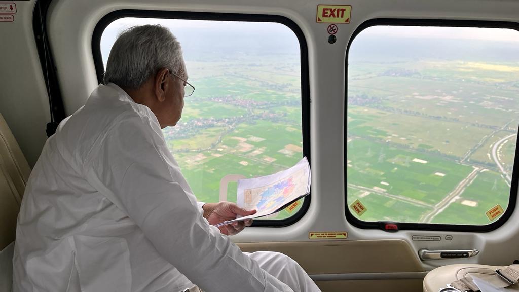 NitishKumar's tweet photo. अल्प वर्षापात से प्रभावित जिलों- नालंदा, शेखपुरा, लखीसराय, जमुई, मुंगेर, बांका, भागलपुर, खगड़िया, समस्तीपुर का हवाई सर्वेक्षण किया। प्रभावित जिलों के प्रखण्ड एवं पंचायत स्तर तक सुखाड़ की स्थिति का आंकलन कराने और किसानों को सहायता देने हेतु पूरी तैयारी करने का निर्देश दिया। https://t.co/pQDd9byO0w