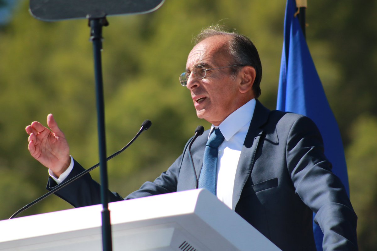 ZemmourEric's tweet photo. Si vous êtes ici, c'est que vous pensez comme moi que l'enjeu civilisationnel est la question politique, comme vous me le confirmez dans la consultation à laquelle vous avez été plus de 50 000 à répondre !

#UDTreconquête #MeetingZemmour https://t.co/bpaCDwUKlO