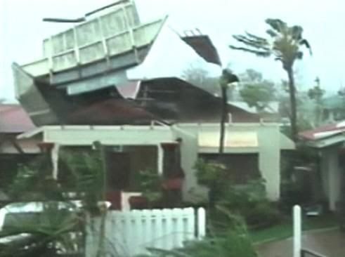 weather_history's tweet photo. September 11, 1992:

Hurricane Iniki slammed into the Hawaiian island of Kauai. The storm packed winds of over 130 mph and 20+ ft surge. Over 14,000 homes and other structures were damaged or destroyed in the state. Iniki remains the worst hurricane to impact Hawaii.

#wxhistory https://t.co/diutHuZcmr