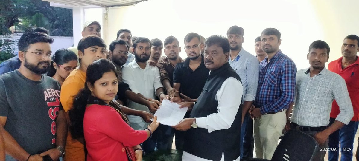 ExamsFighters's tweet photo. पंचायत सचिव की नियुक्ति को लेकर छात्रों का एक दल जिसमे विकास चौबे,विकास सिंह,हिमांशु जी,नीलिमा पांडे, शालिनी पंडित, नेहा कुमारी रवि, आशीष,आतिफ, शाने जी, राजुल्लाह, प्रकाश जी, प्रिंस जी, महेश जी व अन्य शामिल थे,बंधु तिर्की और मांडर MLA @ShilpiNehaTirki से मिले।।
@kunalpratap86 https://t.co/ALUuTtmXxf