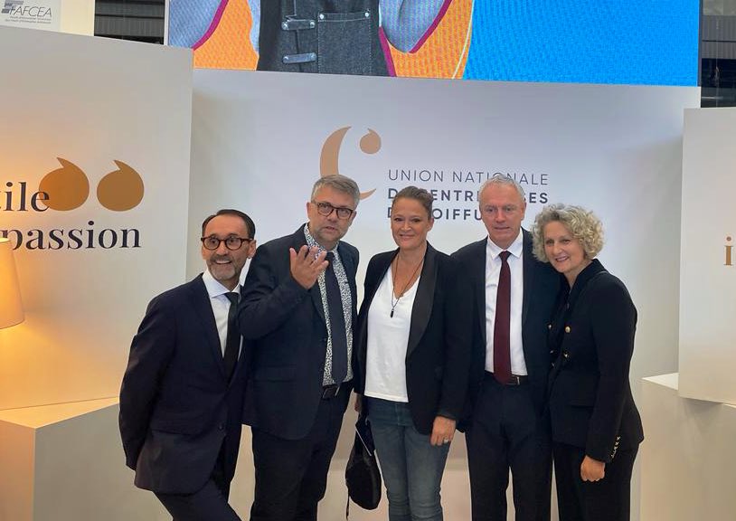 JoelFourny's tweet photo. Merci à @CDore76 pour l'invitation au Mondial Coiffure Beauté aux côtés d’@oliviagregoire, le rendez-vous incontournable de nos artisans coiffeurs ✂️ et acteurs du métier ➡️  l’occasion d’aller à leur rencontre sur l’un des plus grands salons internationaux de la profession #MCB https://t.co/usC5ljTpcC