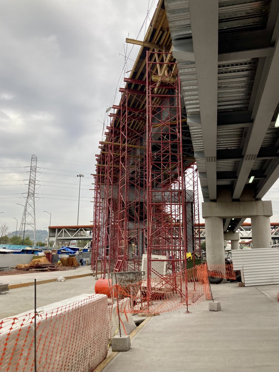 RobGVS's tweet photo. Administraciones que les gusta inaugurar obras inconclusas y la de Iztapalapa. #TrolebusElevado 

“Panem et circenses”

Si señores esto se inaugura hoy 11 de diciembre de 2022. https://t.co/RiMYUJqeG4