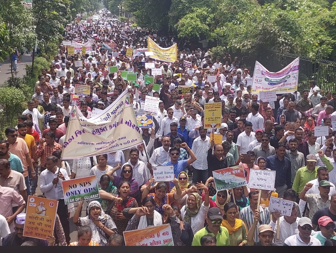 BvnShihor's tweet photo. *સૌરાષ્ટ્રના હજારો શિક્ષકો રસ્તા પર ઉતર્યા:* 

રાજકોટમાં રેસકોર્સથી કલેક્ટર કચેરી સુધી મહારેલી યોજાઈ, જૂની પેન્શન યોજના ફરી લાગુ કરવાની માગ સાથે સુત્રોચ્ચાર કર્યા...

https://t.co/FxZRpkuDXS
સ્રોત: "Gajendrasinh Chavda" https://t.co/nbr7x5dbdu