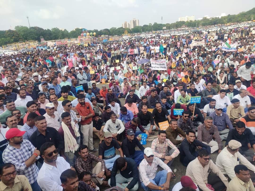 BvnShihor's tweet photo. *સૌરાષ્ટ્રના હજારો શિક્ષકો રસ્તા પર ઉતર્યા:* 

રાજકોટમાં રેસકોર્સથી કલેક્ટર કચેરી સુધી મહારેલી યોજાઈ, જૂની પેન્શન યોજના ફરી લાગુ કરવાની માગ સાથે સુત્રોચ્ચાર કર્યા...

https://t.co/FxZRpkuDXS
સ્રોત: "Gajendrasinh Chavda" https://t.co/nbr7x5dbdu