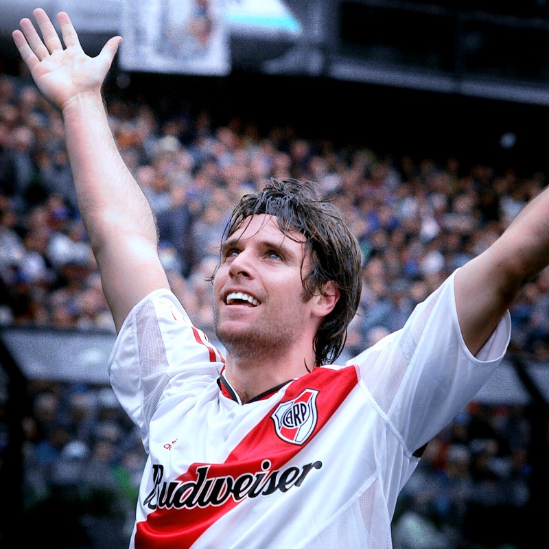 FacundoBrignolo's tweet photo. De todas las fotos que hay en la Bombonera, ésta es, sin dudas, de mis favoritas.
Brazos abiertos, sonrisa y la mirada puesta en su gente.
@Fercaveoficial, gol de River, 1-0, le corta a boca el invicto de 30 partidos como local, le saca la punta del torneo y campeones. A mamarla. https://t.co/TqqZGfyUcZ