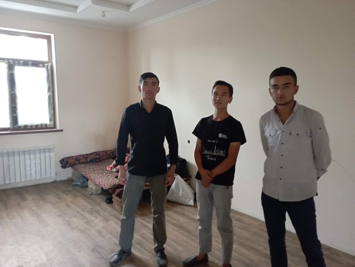 MahkambekP's tweet photo. Bugun IbratMFY yoshlar yetakchisi tomonidan TDTU talabalari Misirov S. va Rahmatullayev A. Qashqadaryo viloyati Kitob tumani SohibkorMFY va AlaqoʻyliqMFY  fuqarolari Ibrat mahalladagi Murabbiylar koʻchasiga ijaraga turar joyga  joylashtirildi.
@AlisherSZ https://t.co/xZHWvavIXo