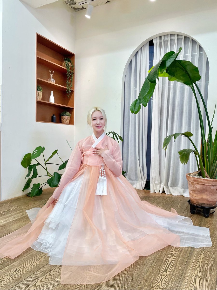 BraveGirls's tweet photo. [📷]

한복쁘걸 두 번 더 봐도 짜릿해 새로워💕
Brave Girls wearing hanbok is thrilling and new even if you look at it twice💕

#브레이브걸스 #BraveGirls #추석 #CHUSEOK https://t.co/yyCrT5tnQT