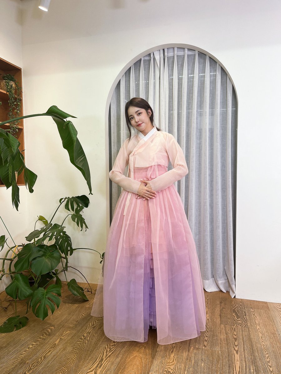 BraveGirls's tweet photo. [📷]

한복쁘걸 두 번 더 봐도 짜릿해 새로워💕
Brave Girls wearing hanbok is thrilling and new even if you look at it twice💕

#브레이브걸스 #BraveGirls #추석 #CHUSEOK https://t.co/yyCrT5tnQT