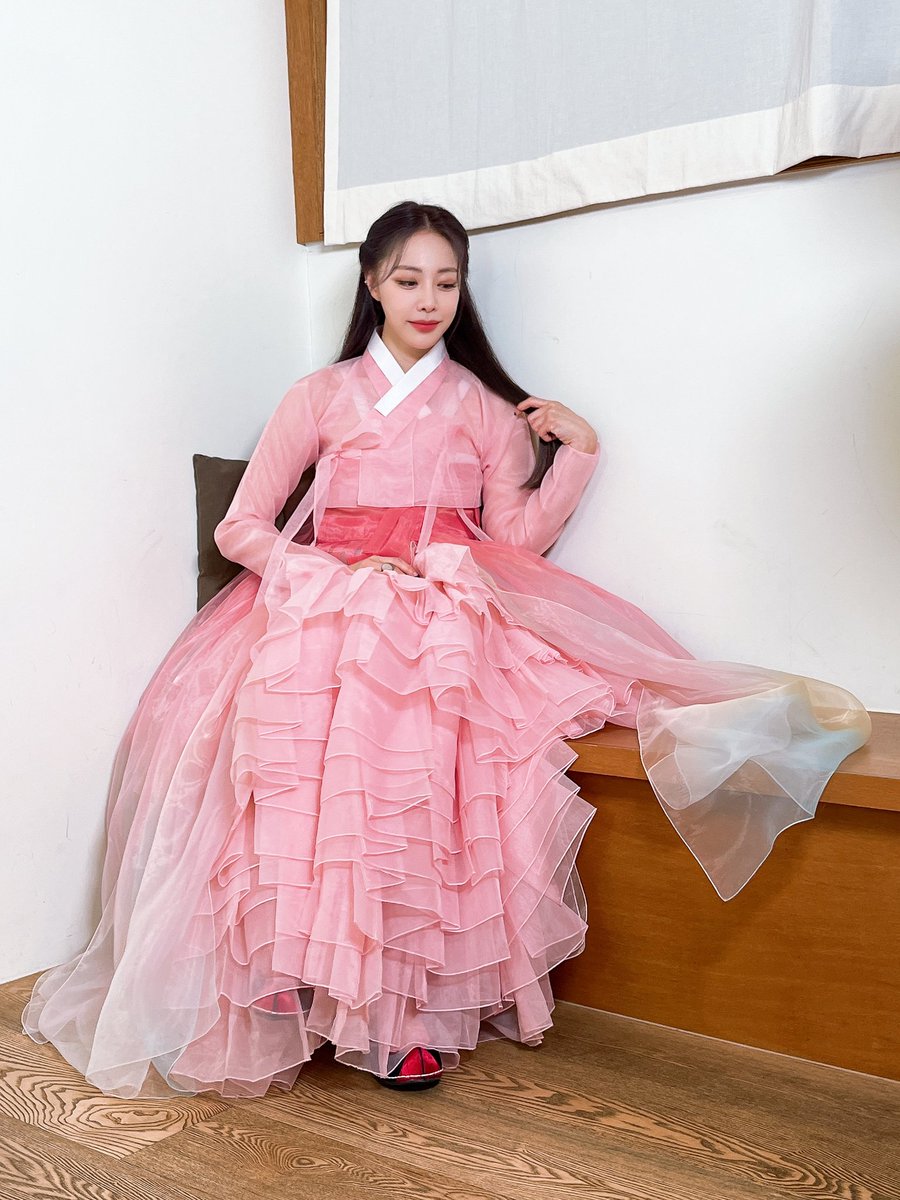 BraveGirls's tweet photo. [📷]

한복쁘걸 두 번 더 봐도 짜릿해 새로워💕
Brave Girls wearing hanbok is thrilling and new even if you look at it twice💕

#브레이브걸스 #BraveGirls #추석 #CHUSEOK https://t.co/yyCrT5tnQT
