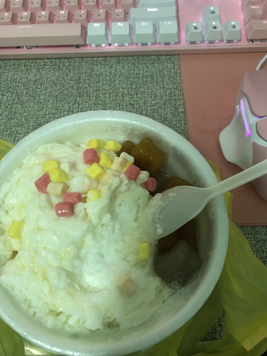 Destiny_NPax's tweet photo. 嗯?你說什麼 晚上就是要吃冰啊
姬聿想問問各位
喜歡吃什麼口味的冰淇淋!
唯一真理只有香草冰淇淋(つД`)ノ
其實不知道從何時開始喜歡
吃芋圓及粉粿
必備ㄘㄨㄚ冰三連
紅豆、大豆、綠豆♪( ´▽`)
你們吃冰都加什麼料呢!
#NPax
#Destiny姬聿
#夜未央
#新人Vtuber
#台V https://t.co/0SpV7PeXhh