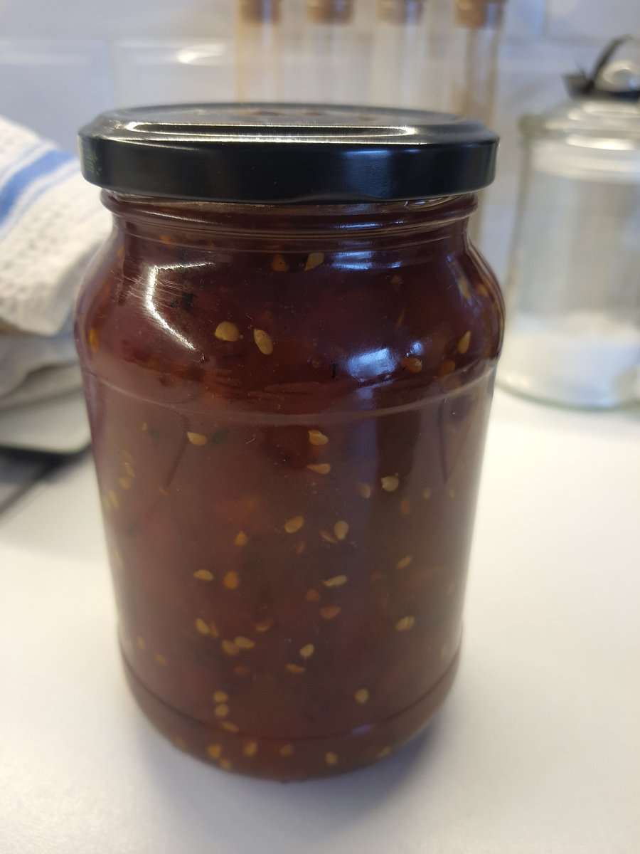 Elibunny_17's tweet photo. When you get a kilo of ripe tomatoes and you don't want to eat them... so, you make tomato marmalade 😋 Spicy tomato marmalade 🥵😋🙈 https://t.co/OtQMDUpaTO
