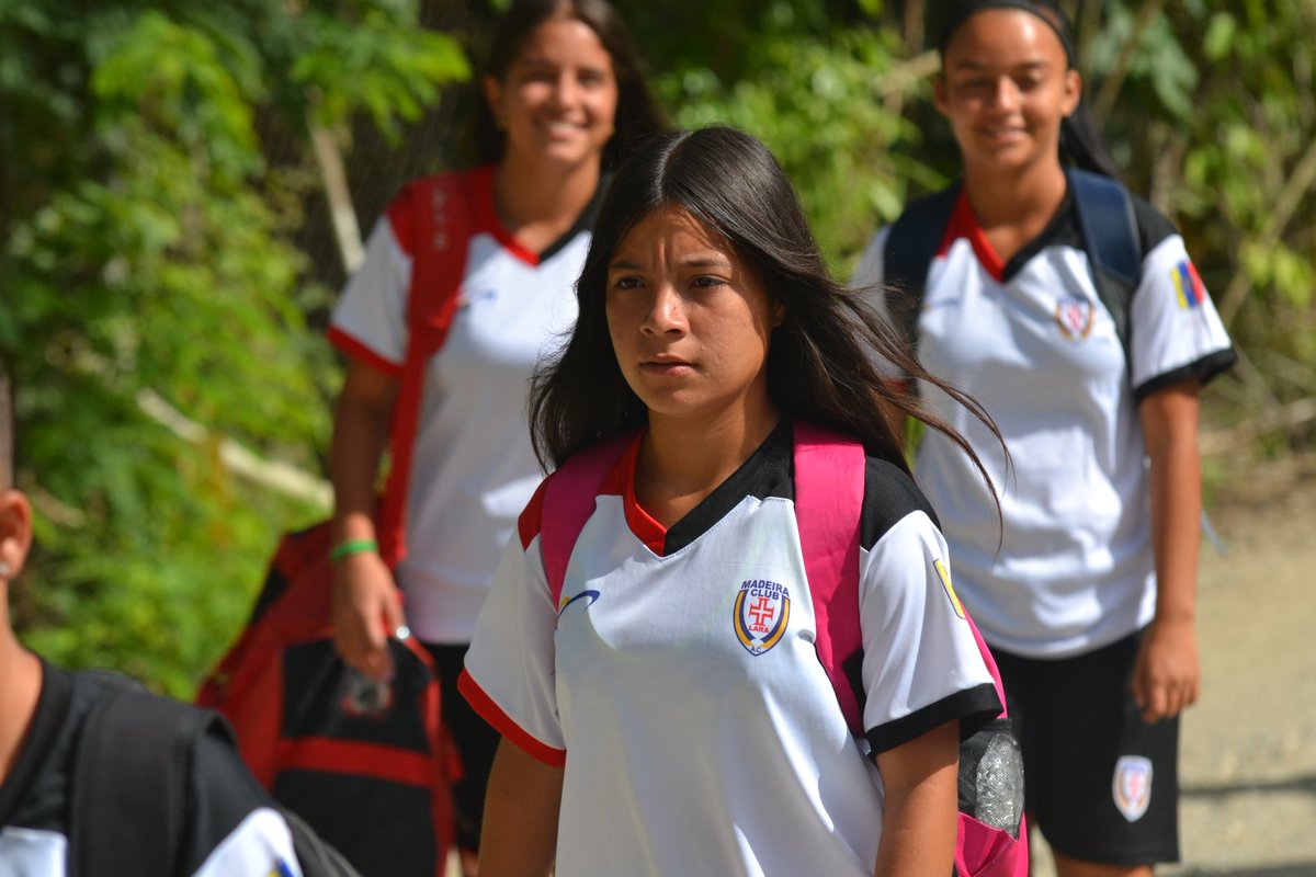 clubmadeirafem's tweet photo. #LigaFUTVEFem l ¡Instaladas en el Santo Tomás de Aquino! 🏟️😉

#ForçaMadeira🇺🇦 
#EsMomentoDeEllas https://t.co/XVcDIDoGhE