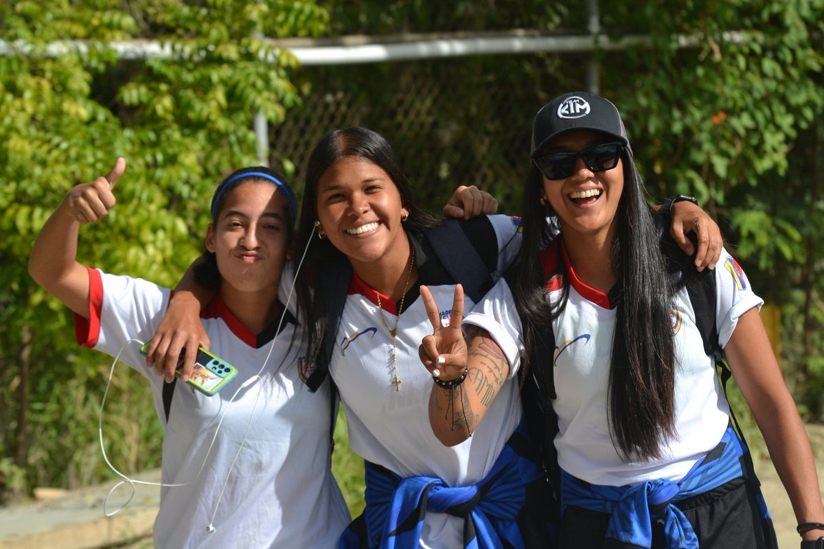 clubmadeirafem's tweet photo. #LigaFUTVEFem l ¡Instaladas en el Santo Tomás de Aquino! 🏟️😉

#ForçaMadeira🇺🇦 
#EsMomentoDeEllas https://t.co/XVcDIDoGhE