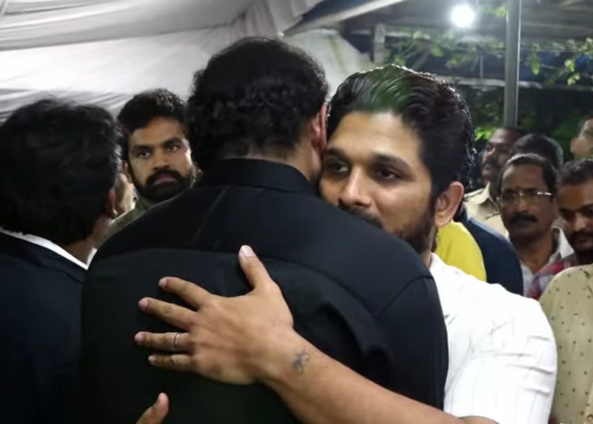 Trends Allu Arjun ™ (@trendsalluarjun) on Twitter photo #AlluArjun Anna Paid his last respect to Legendary Actor #KrishnamRaju garu🙏
No one would have ever imagined our <a href="/alluarjun/">Allu Arjun</a> anna meets his best friend after longtime like this in his hard times 💔
Stay strong #Prabhas anna !!! #AlluArjun Anna Paid his last respect to Legendary Actor #KrishnamRaju garu🙏
No one would have ever imagined our <a href="/alluarjun/">Allu Arjun</a> anna meets his best friend after longtime like this in his hard times 💔
Stay strong #Prabhas anna !!!