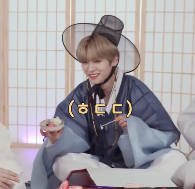 아존나  돌씹힐거같이생김 ㅠㅠ
하필 또 for리노
두려움에떨며송편을씹는 미노믾호
이 둘은 날 평생 웃게하는듯