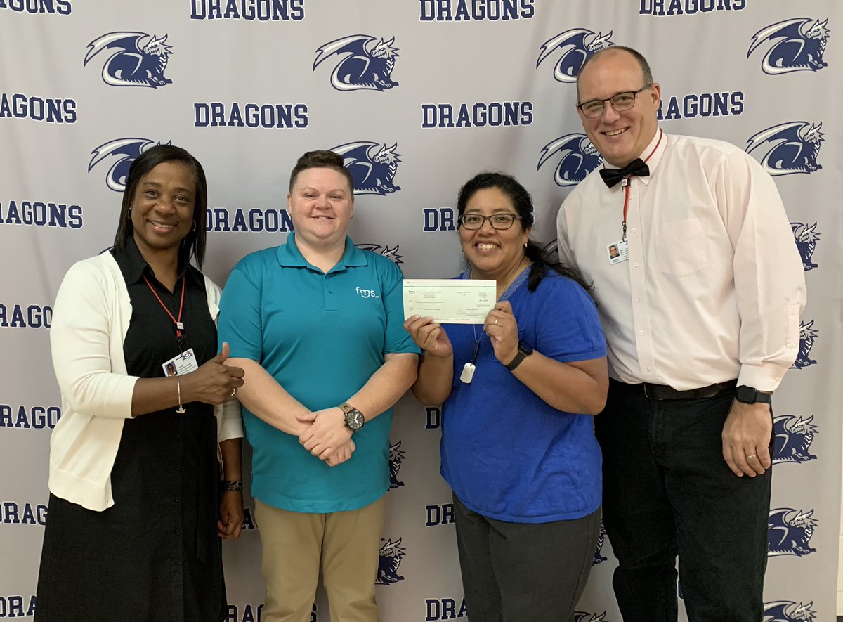 RitaDaniels_60D's tweet photo. Thank you FMS for the donation to the Moss Volleyball Program.  We appreciate all that you and your staff do for Moss.  @HenryMossMiddle @WarrenCoSchools https://t.co/jR7QnXxooy